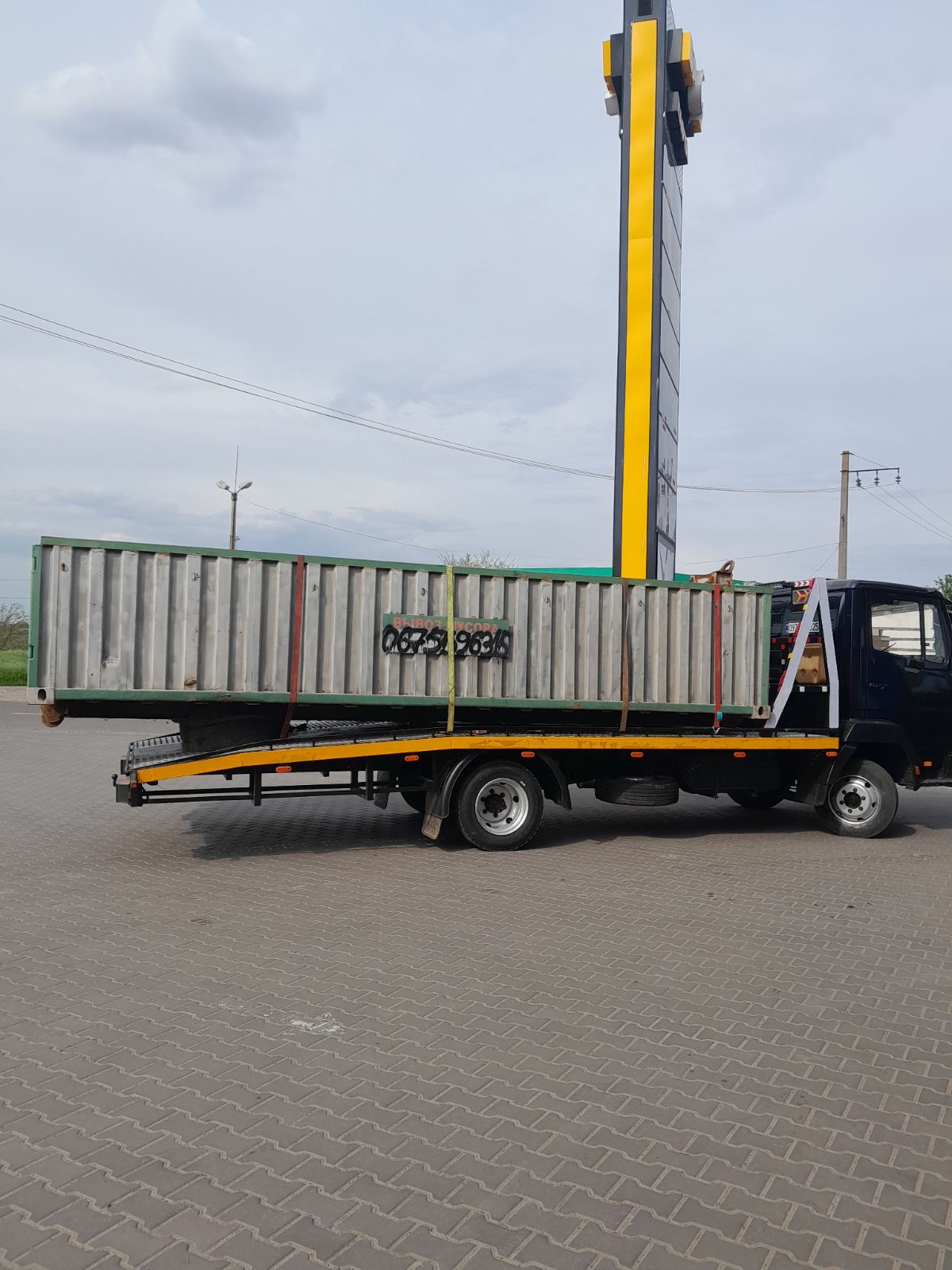 Евакуатор завантажує легковий автомобіль у Чернівцях