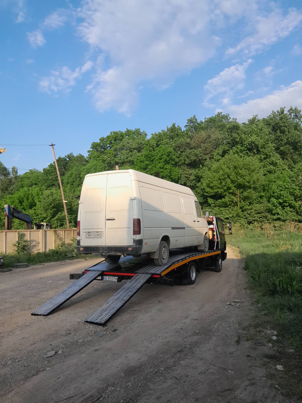 Робота евакуатора вночі у Чернівецькій області