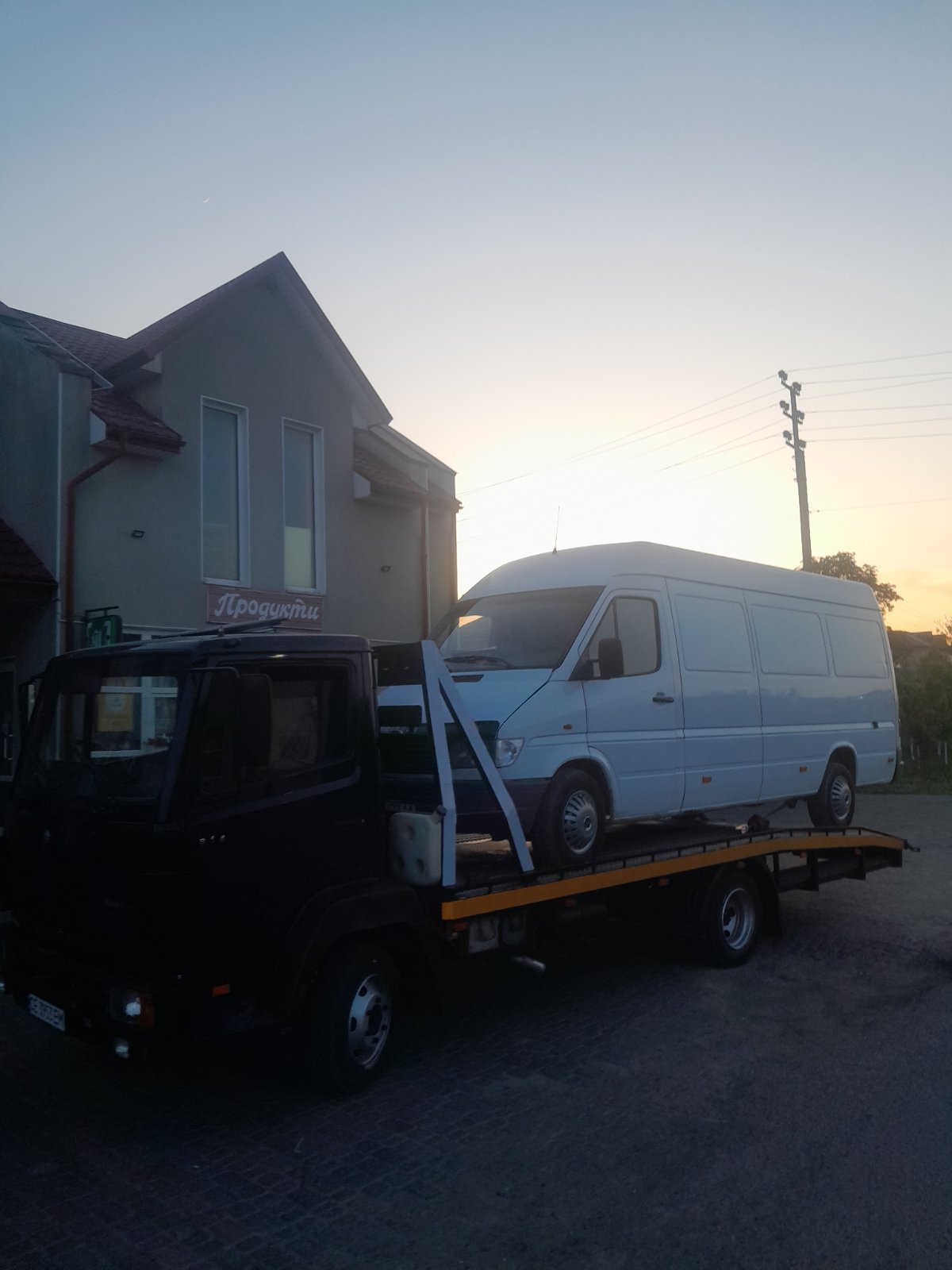 Платформа евакуатора з гідравлічним підйомником