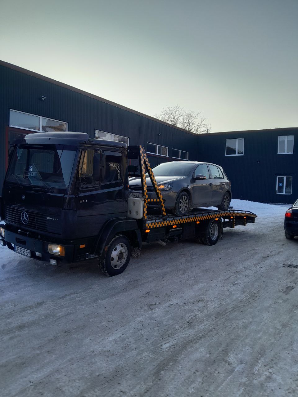 Евакуація автомобіля після ДТП у Чернівцях