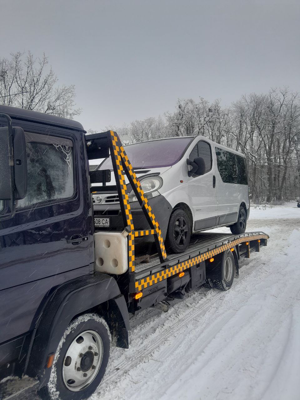 Безпечне кріплення авто на платформі евакуатора